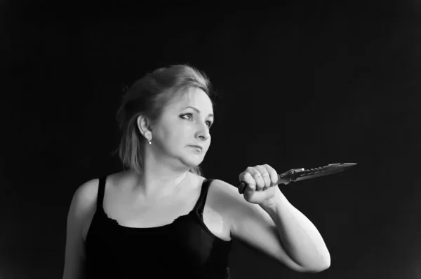 Femme tenant couteau chasseur — Photo