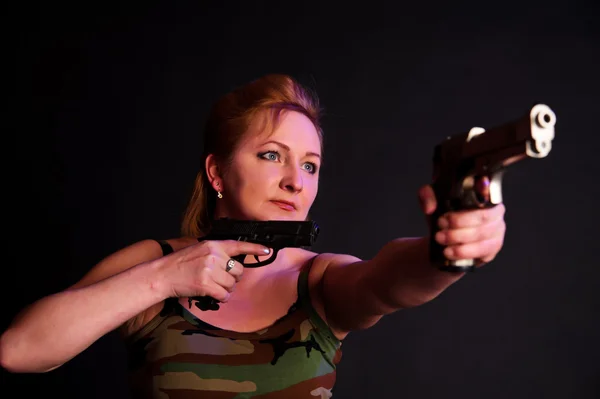 Nő, két ágyú — Stock Fotó
