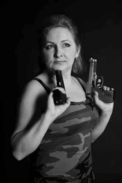 Женщина с двумя пушками — стоковое фото