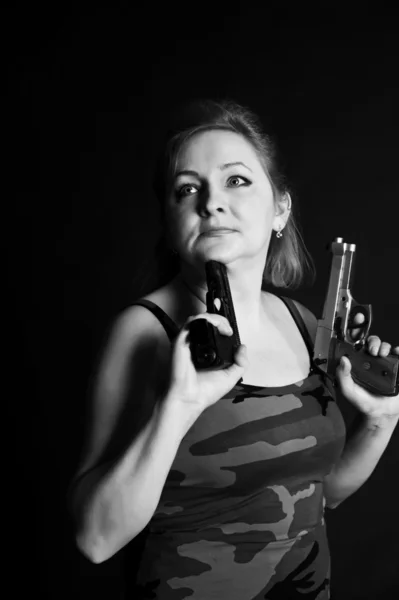 Γυναίκα με δύο πυροβόλα όπλα — Φωτογραφία Αρχείου