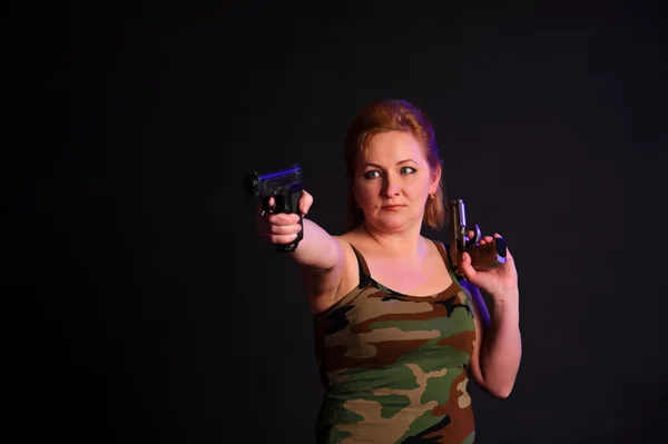 Mujer con dos armas — Foto de Stock