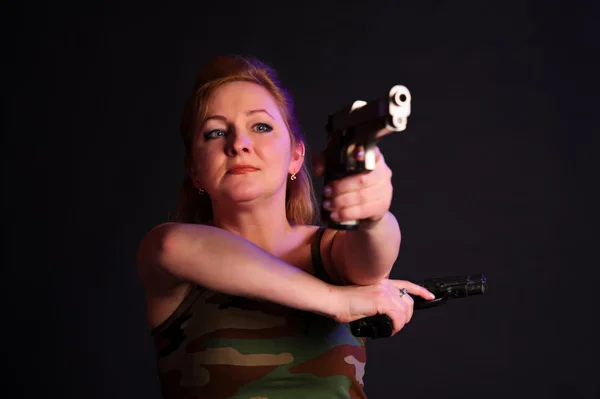 Kobieta z dwoma pistoletami — Zdjęcie stockowe