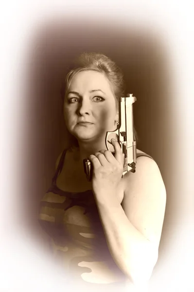 Женщина с пистолетом — стоковое фото