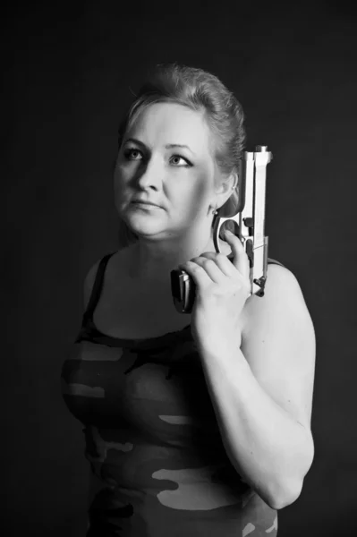 Mujer con un arma — Foto de Stock