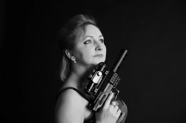 Mujer con un arma —  Fotos de Stock