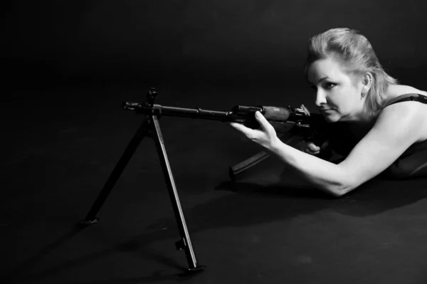 Donna con una pistola — Foto Stock