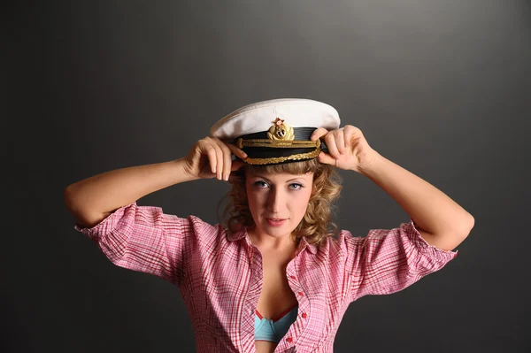Närbild porträtt av kvinnan i sjöman cap — Stockfoto