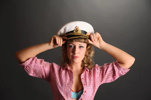 Primer plano retrato de mujer en gorra marinera — Foto de Stock
