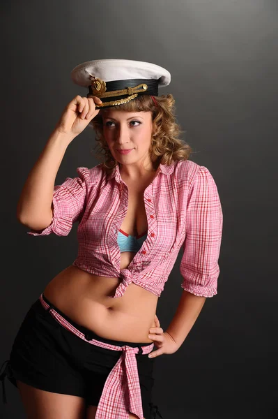 Närbild porträtt av kvinnan i sjöman cap — Stockfoto