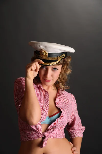 Mulher bonita com um chapéu de capitão — Fotografia de Stock