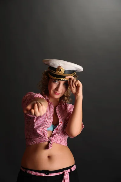 Красивая женщина в капитанской шляпе — стоковое фото