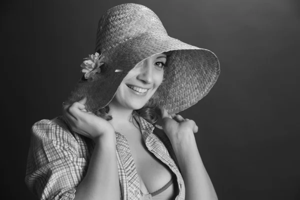 Hasır şapka giymiş, sevimli genç bir kadın portresi — Stok fotoğraf