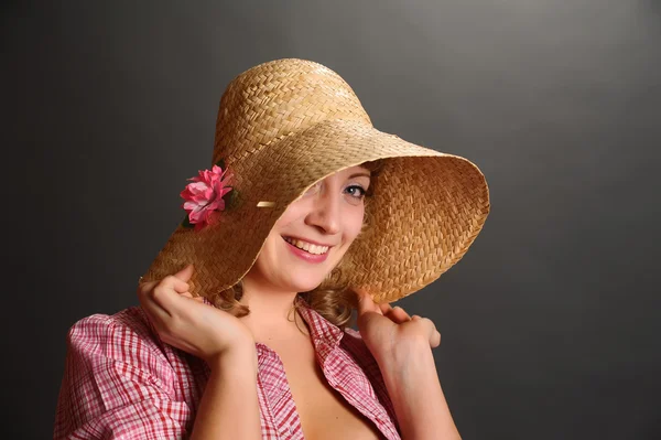 麦わら帽子をかぶっているかわいい若い女性の肖像画 — ストック写真