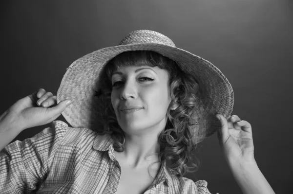 Портрет милой молодой женщины в соломенной шляпе — стоковое фото
