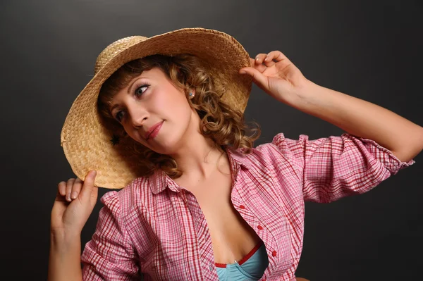 Retrato de una linda joven con sombrero de paja — Foto de Stock