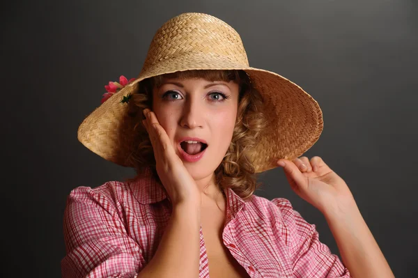 Ritratto di una giovane donna carina con un cappello di paglia — Foto Stock