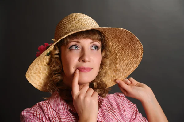 Portrét roztomilé mladé ženy, slaměný klobouk — Stock fotografie
