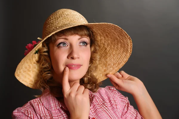 Портрет милої молодої жінки в солом'яному капелюсі — стокове фото