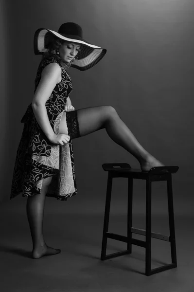 ストッキングの少女のドレス — ストック写真