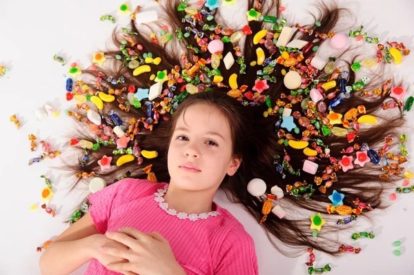 A menina bonita com doces no cabelo — Fotografia de Stock