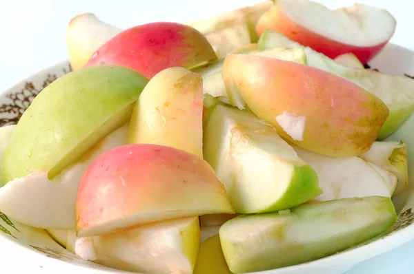 Pezzi multicolori di mele affettate su un primo piano piatto . Immagini Stock Royalty Free