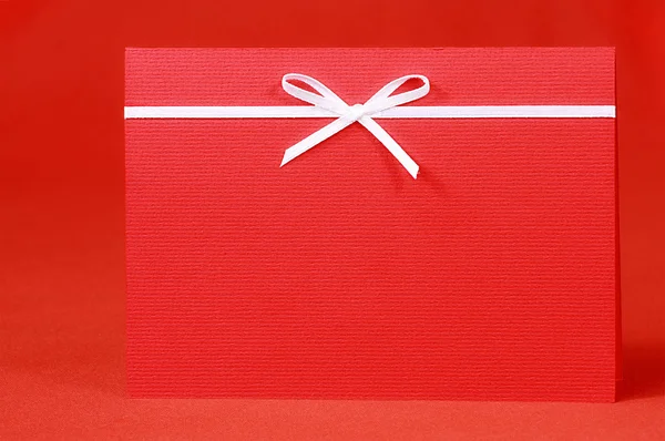 Cartão Convite Vermelho Com Arco Fundo Cetim Seda Vermelha — Fotografia de Stock
