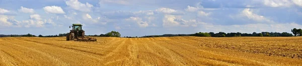 Tractor en un panorama de campo — Foto de Stock