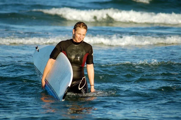Surfování žena Stock Snímky