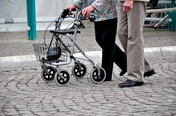Tekerlekli walker ile yaşlılar Stok Resim