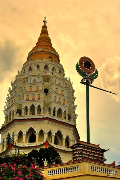 Kek lok si buddist torre del templo en penang, Malasia Imágenes de stock libres de derechos
