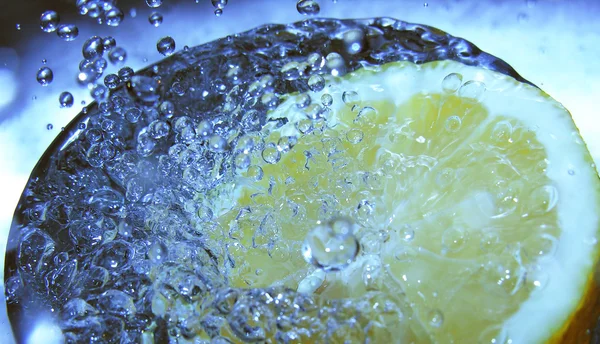 Пузырьковый лимон — стоковое фото