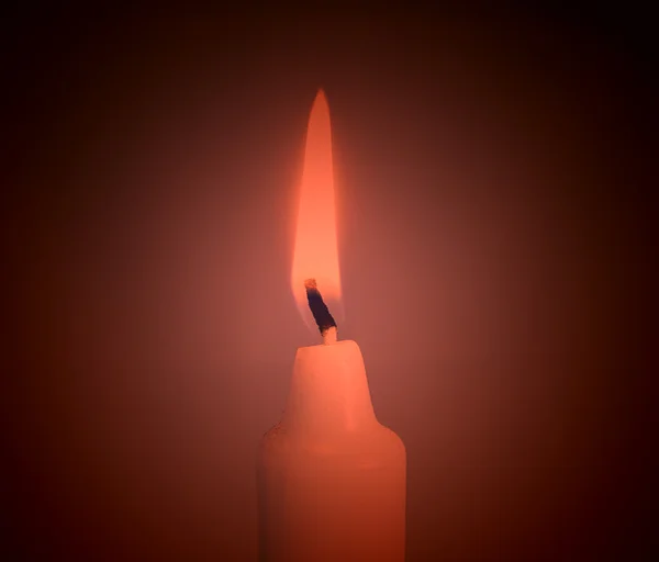 Uma única vela vermelha acesa — Fotografia de Stock