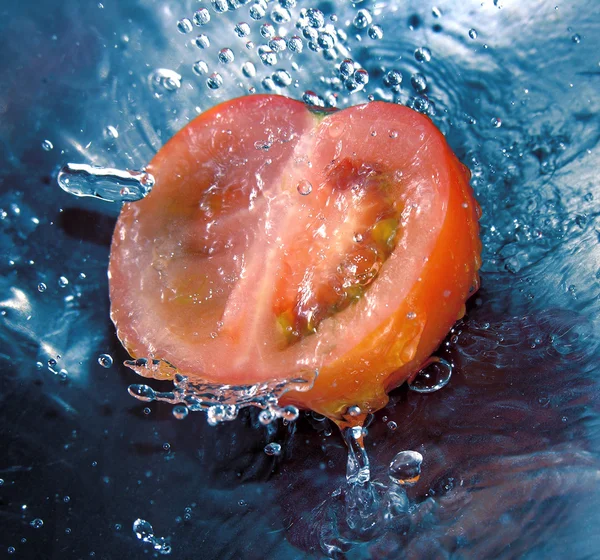 물 방울 토마토에 떨어지는 — 스톡 사진