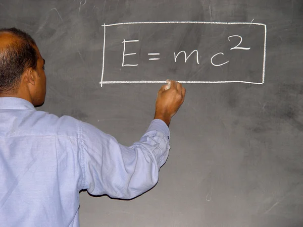 Leraar schrijven formule op blackboard — Stok fotoğraf