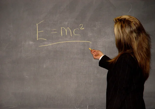Γυναίκας δασκάλας εγγράφως στο blackboard — Φωτογραφία Αρχείου