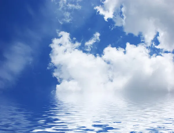 Блакитне небо з водою — стокове фото
