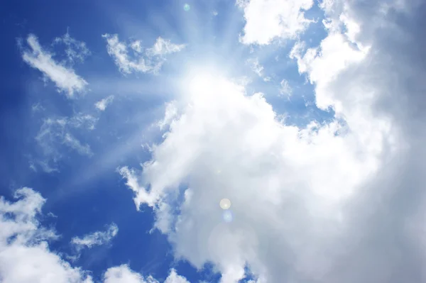 Güneşli mavi gökyüzü — Stok fotoğraf