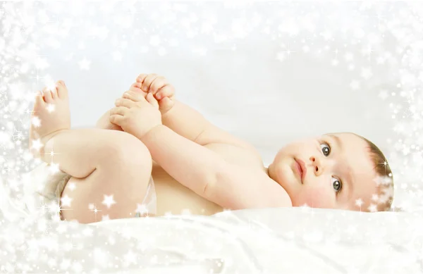 Rustige babyjongen op wit satijn — Stockfoto