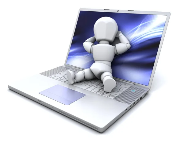 Białego człowieka leżącego na laptopie — Zdjęcie stockowe