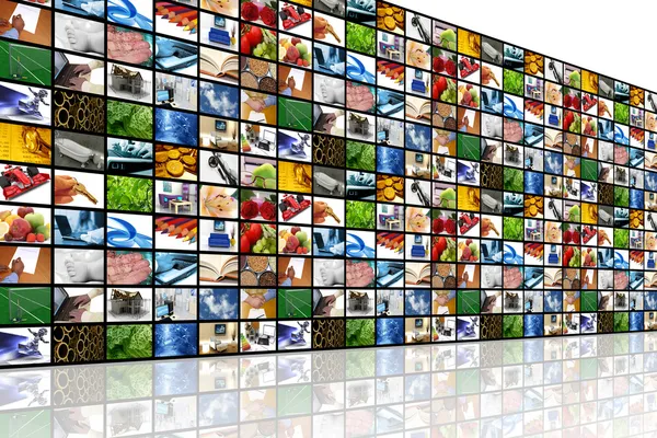 Große Wand von TV-Bildschirmen mit verschiedenen Bildern — Stockfoto