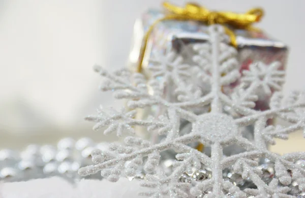Weihnachtsgeschenk und Schneeflocke — Stockfoto