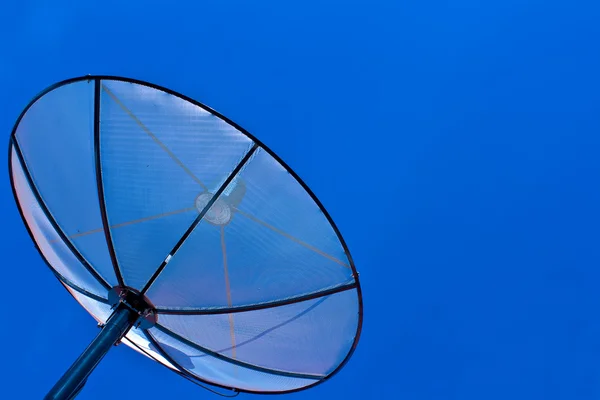푸른 하늘에 위성 접시 — 스톡 사진