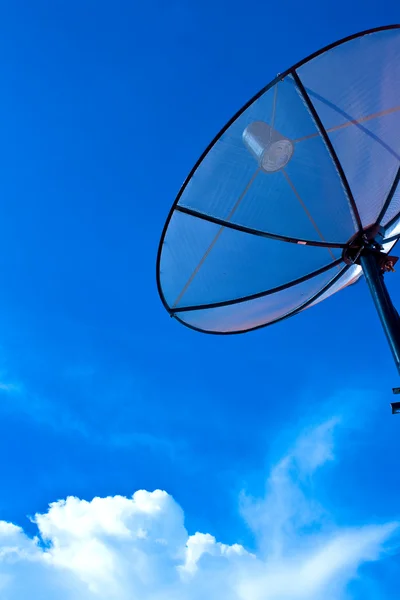 Супутникова тарілка в блакитному небі — стокове фото