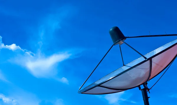 Супутникова Тарілка Блакитному Небі — стокове фото