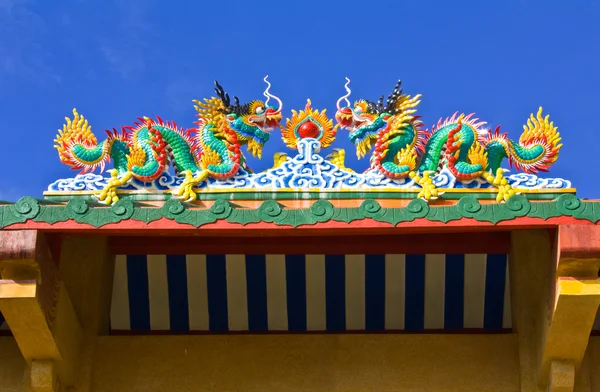 Decoration of main gate in Chinese style temple, Thailand — Stock Photo, Image