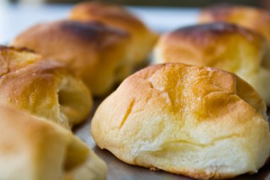 Sosisli sandviç ile mini çörek grubu