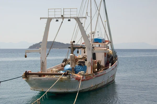 Een traditionele vissersboot verankerd in skiathos eiland, Griekenland. Stockfoto