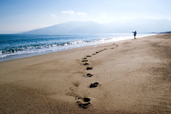 Молодая Женщина Гуляющая Одна Пляже Бросает Камень Море Стоковая Картинка