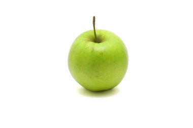 Beyaz arkaplanda yeşil elma