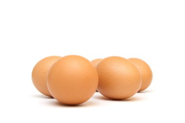 Beyaz arkaplanda beş yumurta